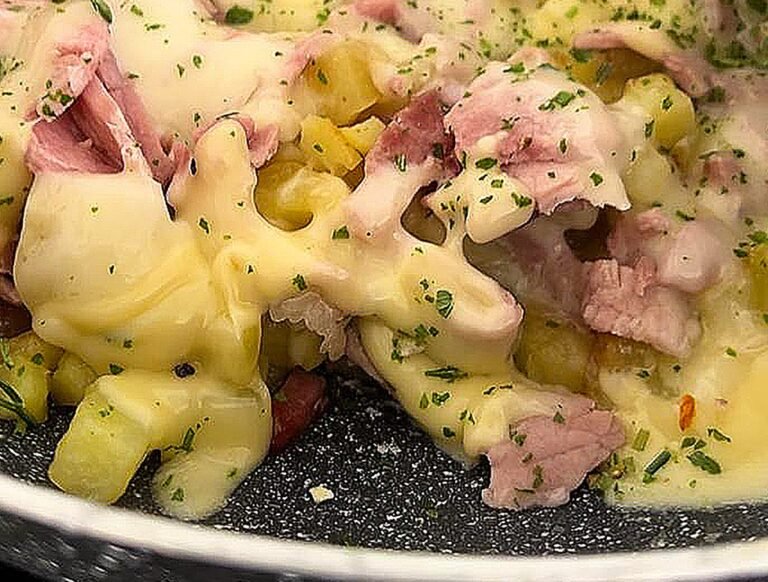 Poêlé de pommes de terre, lardon, oignon, bris de de Meaux, sel, poivre